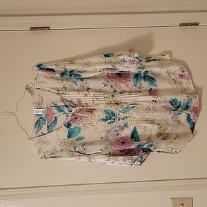 Very pretty floral top. Size Large